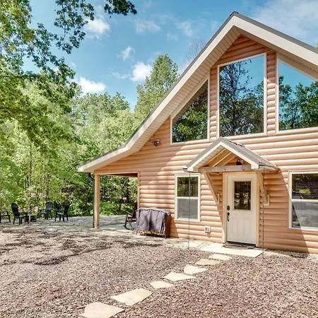 Sip, Hike And Explore Sleek Retreat In Cleveland!